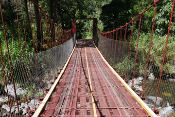 Fototapeta premium Hängebrücke über Fluss in der Bergwelt von Panama