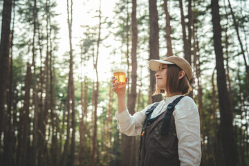 キャンプ場でビールを飲む女性キャンパー（お酒・アルコール・クラフトビール・発泡酒）
