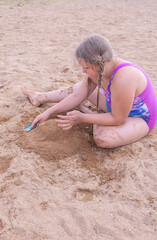 On a hot summer day, a child is relaxing on the lake. A girl on the beach.