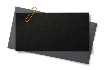 封筒にクリップで留められた黒い紙片。手紙、招待状などのイメージ