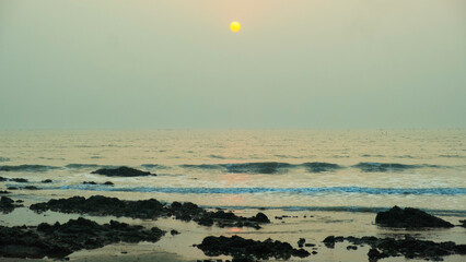 태양과 녹색하늘