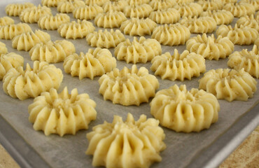 Sago cheese is a classic pastry made from sago flour and cheese. This dry cake has a savory taste because it uses coconut milk as an ingredient.