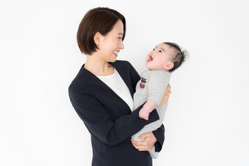 赤ちゃんを抱スーツ姿のくママ