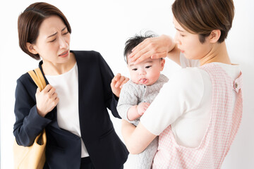 保育園に子供を預けるワーキングマザー