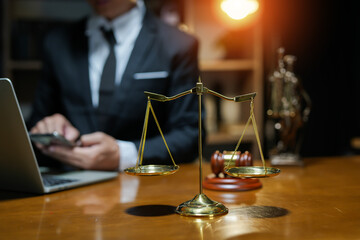 judge on wooden table And experienced lawyers meet with clients and give advice behind the scenes. legal services legal consulting concept - obrazy, fototapety, plakaty