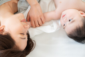 Obraz na płótnie Canvas 生後4ヶ月の男の子を寝かしつける母親