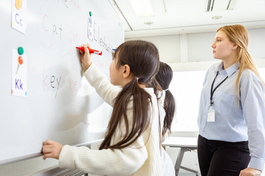 英語学習をする小学生