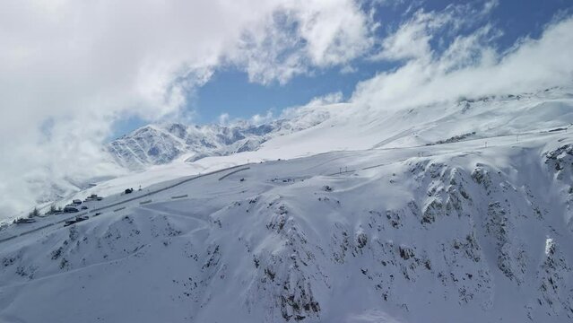 Toma aérea de la cordillera de los andes en Valle Nevado en invierno Chile
