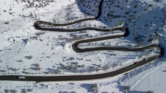 Curvas de carretera en cordillera de los andes. Valle Nevado Chile