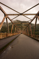 古い錆びた橋