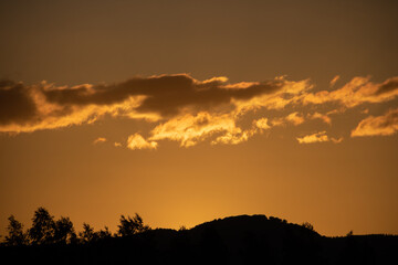 Fototapeta na wymiar 夕日を反射して輝く雲 