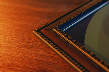 Obraz premium The corner of the frame of the wall painting, close-up. View from the top