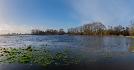 Fisheye Perspektive Felder und Wiesen nach einem Unwetter überschwemmt - 758664591