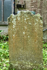 Alter verwitterter Grabstein auf einem Friedhof in Cornwall 