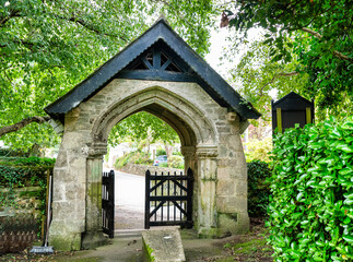 Schöner Durchgang zu einer alten Kirche in Cornwall 
