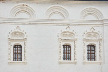 Obraz premium The windows of an ancient building. Vintage Slavic architecture