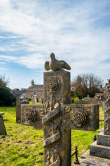Eine Taube auf eine verzierten Kreuz auf einem Friedhof in Cornwall 
