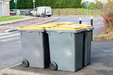 Poubelles d'immeubles sur un trottoir