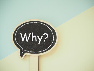 吹き出しにwhy?の文字　コピースペース