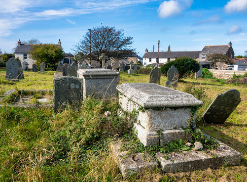 Altes Steingrab auf einem Friedhof in Cornwall 