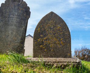 Alte Grabsteine auf einem Friedhof in Cornwall 