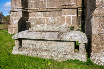 Großes Steingrab eines Priesters neben einer alten Kirche Nähe Lands End