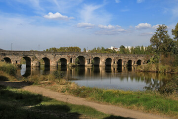 Fototapeta na wymiar The Roman Stone Bridge over the Guadiana River