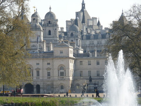 Fontaine dans un grand parc londonien