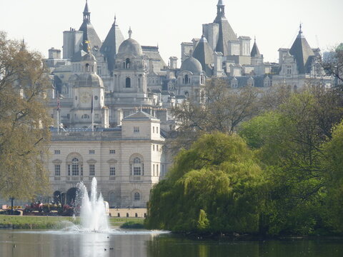 Fontaine dans un grand parc londonien