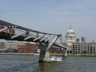 Fototapeta na wymiar Millenium Bridge Tamise Londres et Cathédrale Saint Paul