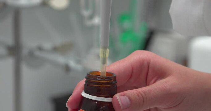 Pipette mit Probe und Fl&uuml;ssigkeit
