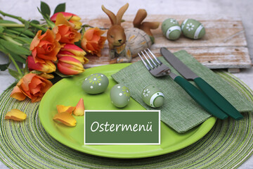 Ostermenü: Besteck mit Teller und Oster Dekoration auf einem Tisch .