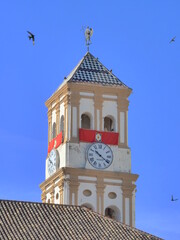 Fototapeta na wymiar Tour horloge à Marbella ciel bleu