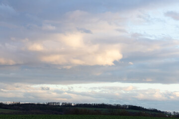 Viele Wolken am Himmel im Schaumburger Land an einem kalten Winterrabend in der Dämmerung