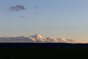 Viele Wolken am Himmel im Schaumburger Land an einem kalten Winterrabend in der Dämmerung
