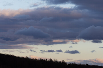 Viele Wolken am Himmel im Schaumburger Land an einem kalten Winterrabend in der Dämmerung