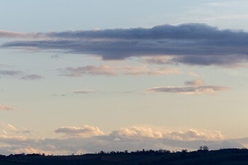 Viele Wolken am Himmel im Schaumburger Land an einem kalten Winterrabend in der Dämmerung