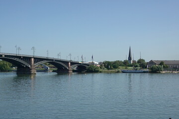 Obraz premium Theodor-Heuss-Brücke zwischen Mainz und Wiesbaden