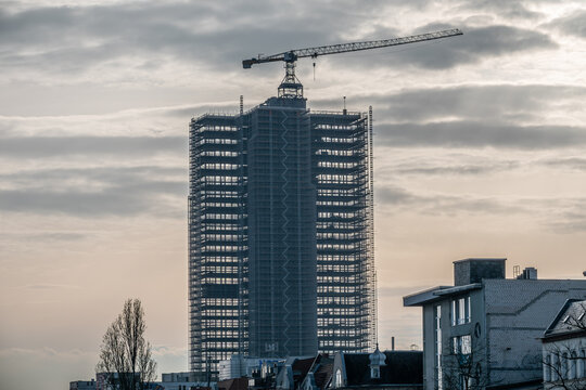 Hochhaus mit Baukran auf dem Dach