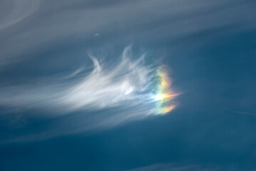 Spektrum einer Nebensonne am Himmel innerhalb der Eiskristalle einer kleinen Höhen- oder Cirruswolke - 758761511