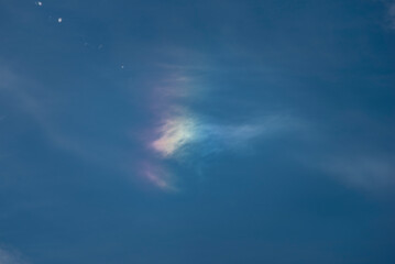 Spektrum einer Nebensonne am Himmel innerhalb der Eiskristalle einer kleinen Höhen- oder Cirruswolke - 758761553