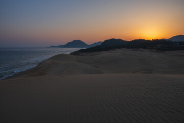 日本の鳥取県の鳥取砂丘の美しい日の出