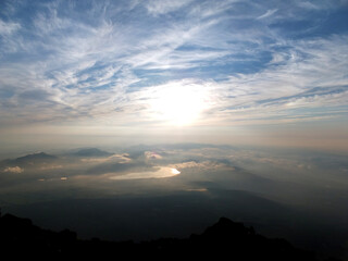富士山から山中湖を望む