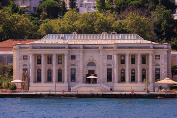 Fototapeta premium View from the water of the Bosphorus Strait to ancient palaces and buildings. Public place on the street of Istanbul, Türkiye.