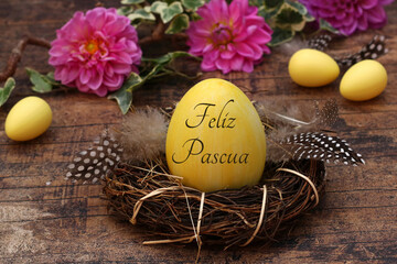 Tarjeta de felicitación de Pascua Felices Pascuas: Nido de Pascua natural con flores, huevos de...