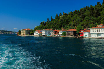 Obraz premium Cityscape View from the water to buildings in the city of Istanbul in public places