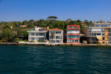 Obraz premium Cityscape View from the water to buildings in the city of Istanbul in public places
