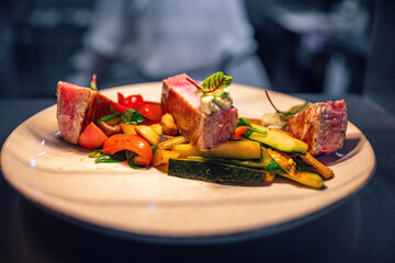 Beef steak slices with grilled vegetables - 758790932