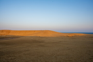 日本の鳥取県の鳥取砂丘の美しい日の出