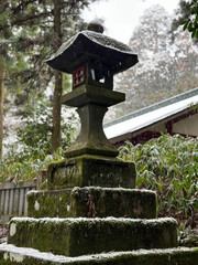 雪の積もる神社の灯篭